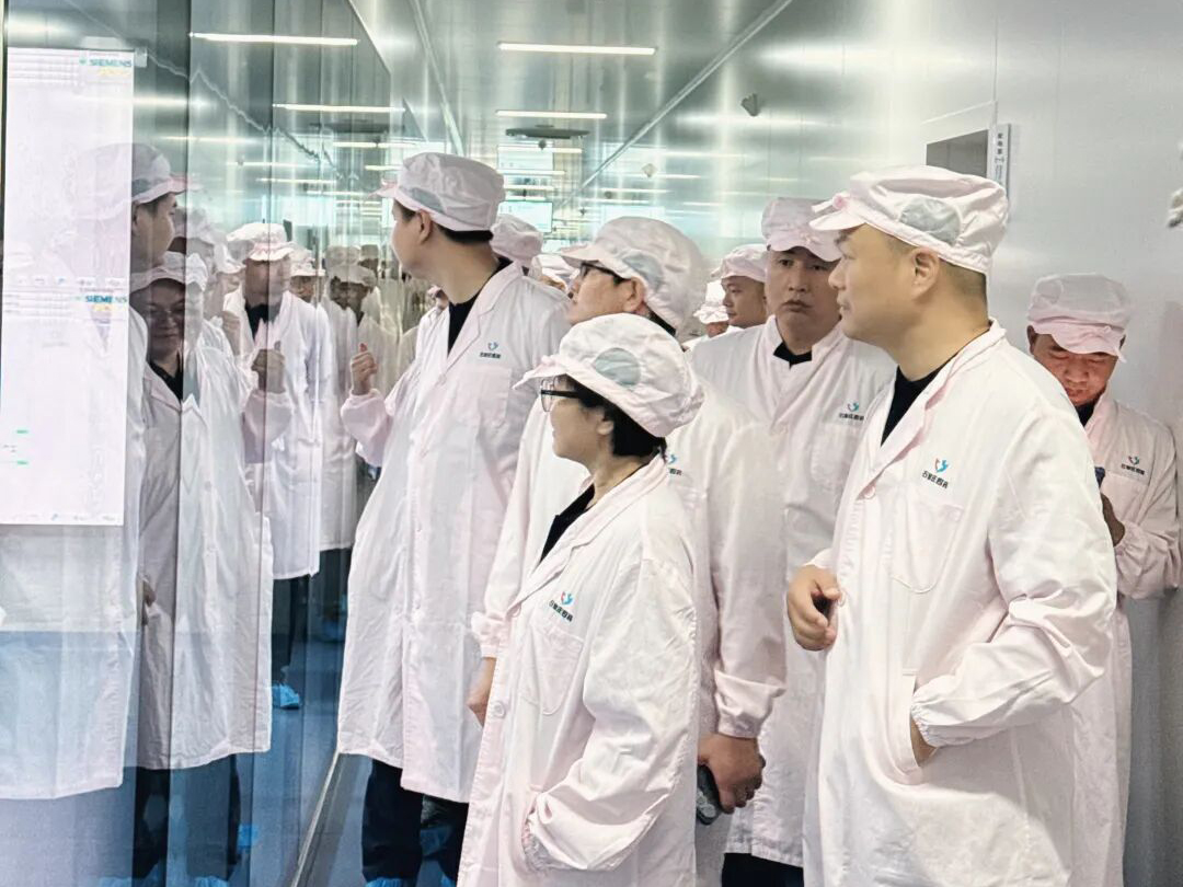 嘉宾参观药物研究院